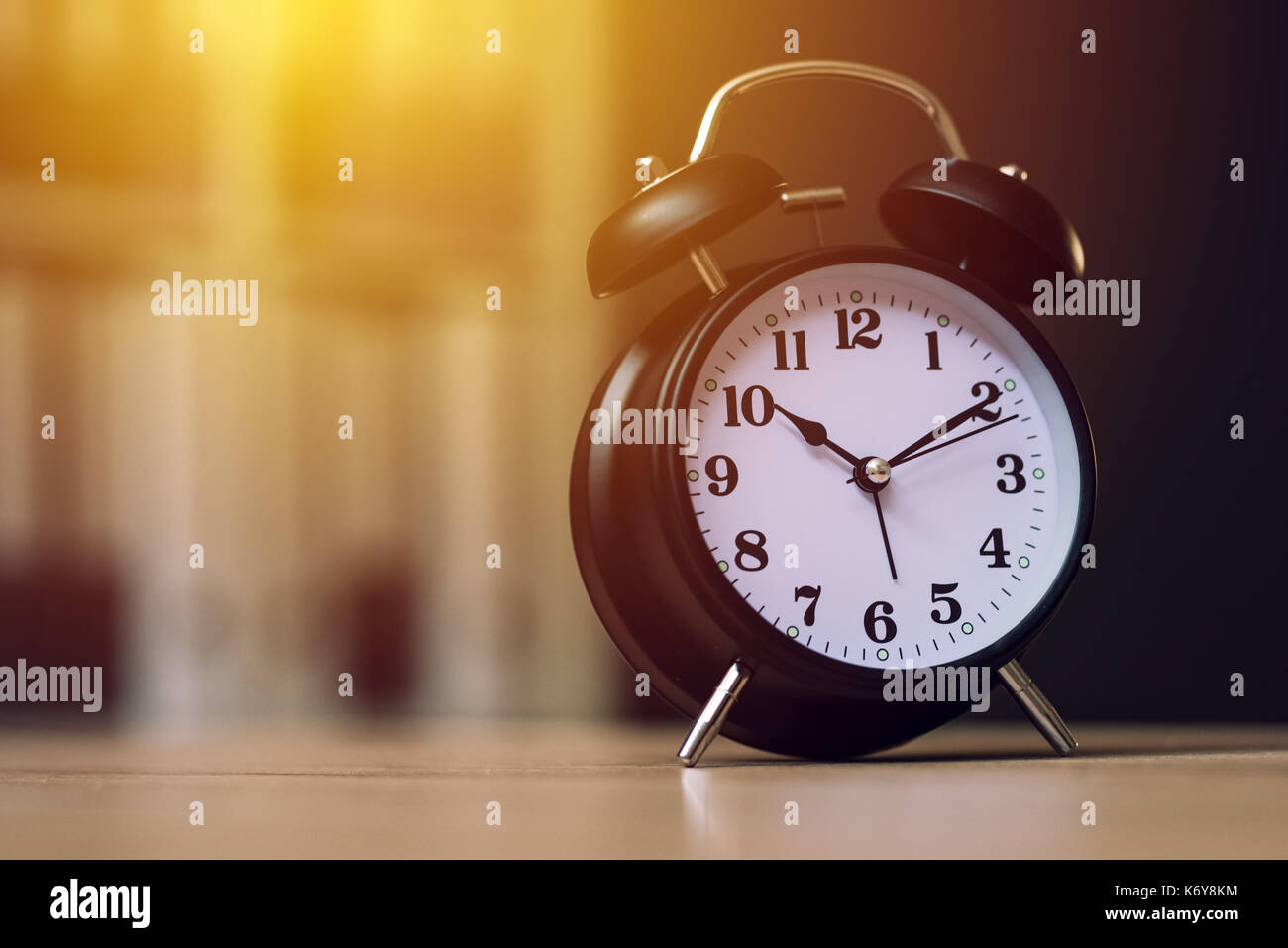 Réveil classique de l'heure pendant les heures de travail ou de travailler dans des bureaux d'affaires, selective focus Banque D'Images