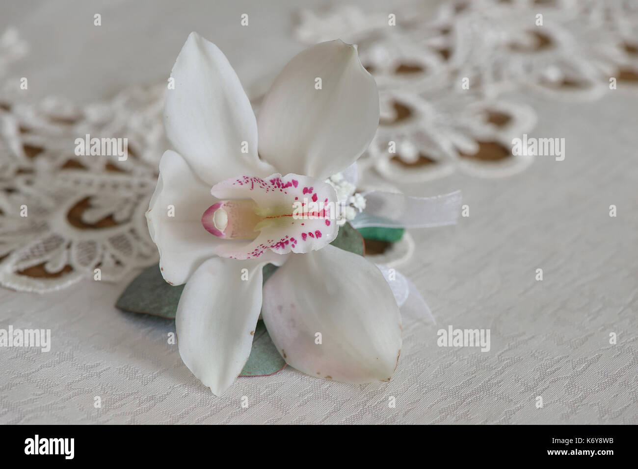 Boutonnière orchidée blanc petit bouquet pour boutonnière utilisé pour le  marié et les invités du mariage placé sur un linge blanc, dans la lumière  naturelle Photo Stock - Alamy