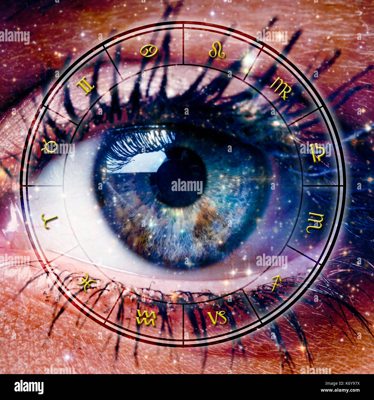 Les yeux des femmes et de l'astrologie graphique sur elle Photo Stock -  Alamy