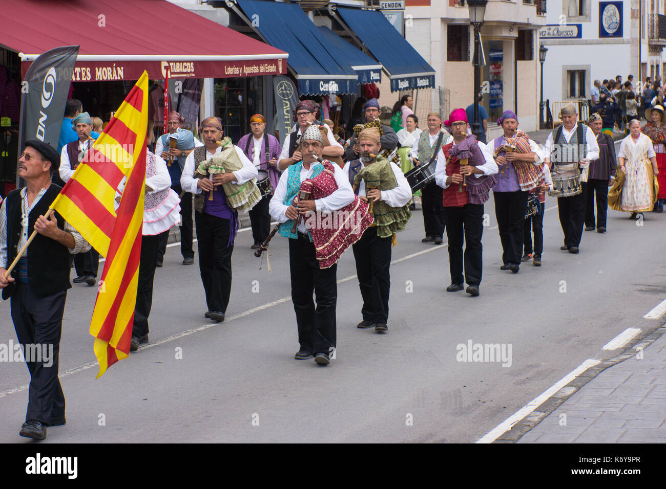 L'asturien traditionnel pipe bands, banda de gaitas, dans les Asturies au cours d'une fiesta Banque D'Images