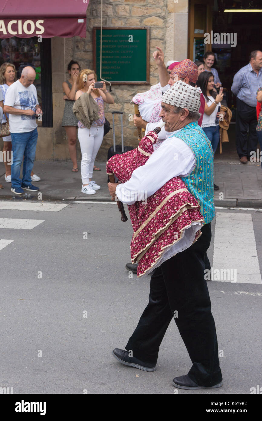 Costumes traditionnels lors d'une procession avec l'asturien pipe bands, banda de gaitas, dans les Asturies au cours d'une fiesta Banque D'Images