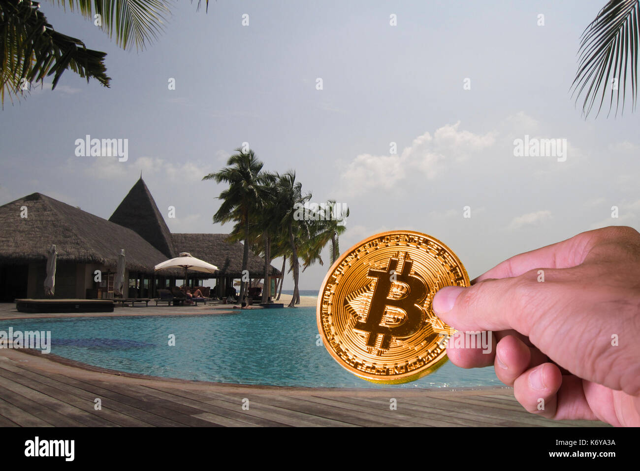 Payer avec la main dans un complexe de luxe bitcoin Banque D'Images