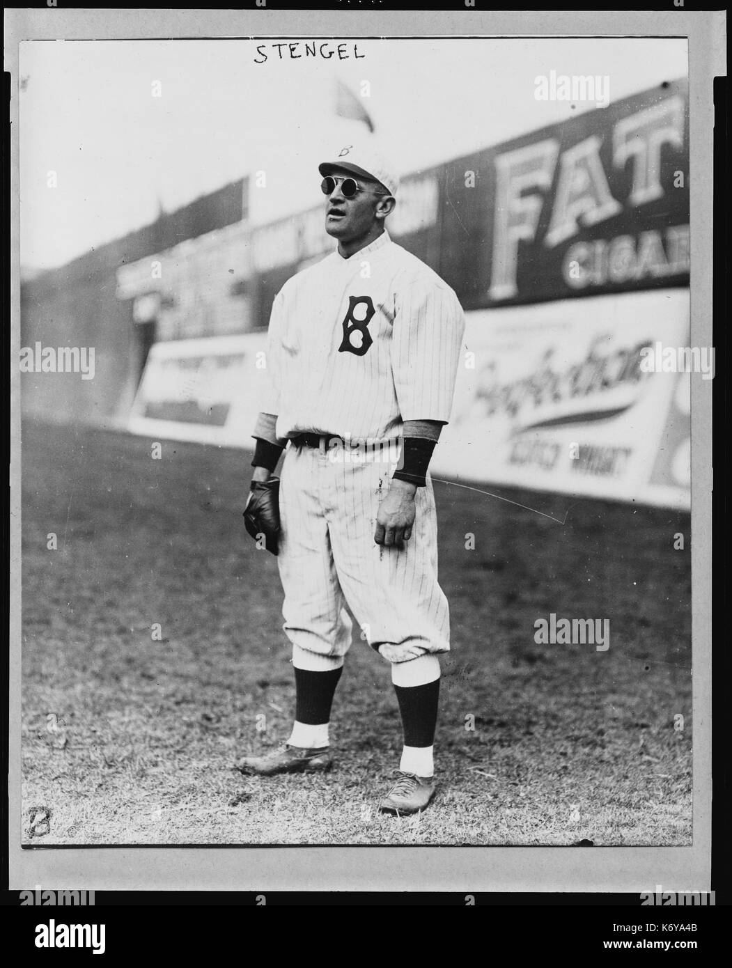 Joueur de baseball Casey Stengel jouant de grand champ pour les Dodgers de Brooklyn. New York, 1915. Banque D'Images