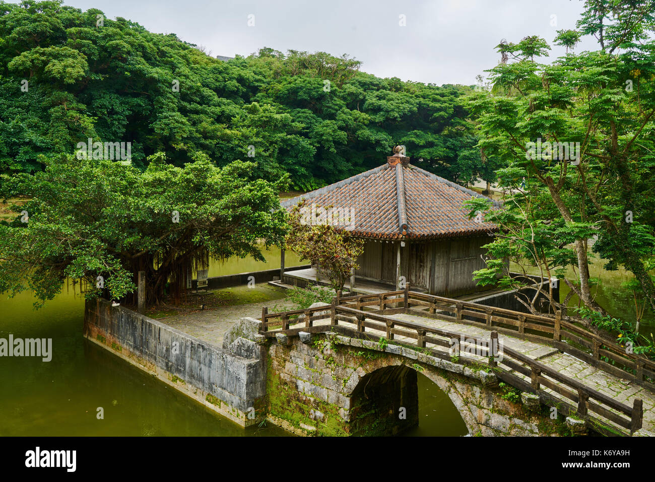 Jardin de style japonais dans le château de Shuri, Naha, Okinawa, Japon Banque D'Images