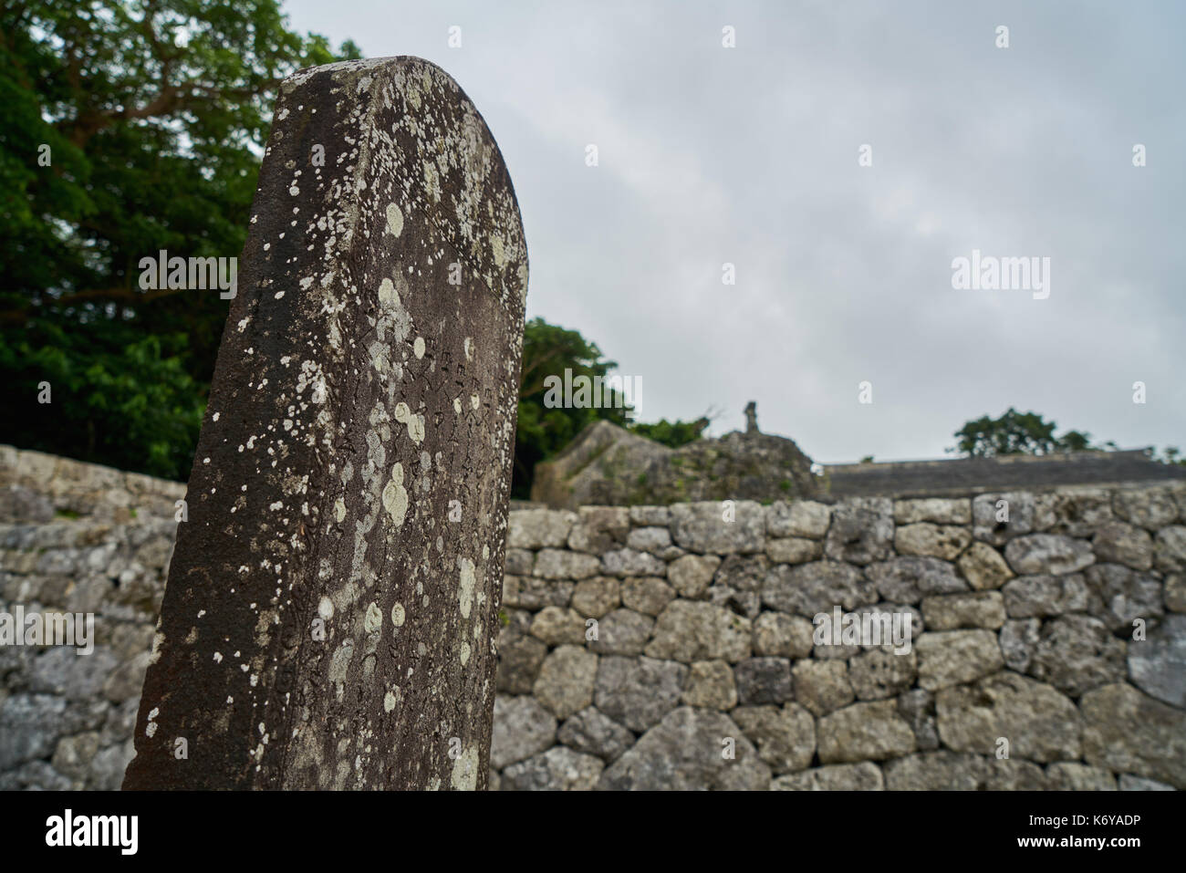 Stèle de pierre ancienne Mausolée Tamaudun à Okinawa, au Japon. Le Mausolée Royal, inscrit sur le registre des sites du patrimoine mondial Banque D'Images