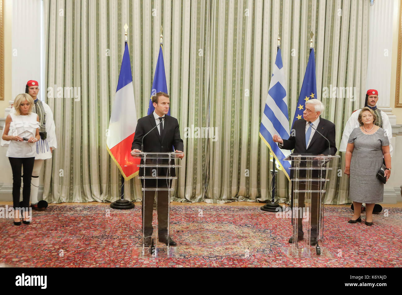 Athènes, Grèce - septembre 7, 2017 : le président français Emmanuel Macron avec sa femme Brigitte lors d'une cérémonie de bienvenue au palais présidentiel de Banque D'Images