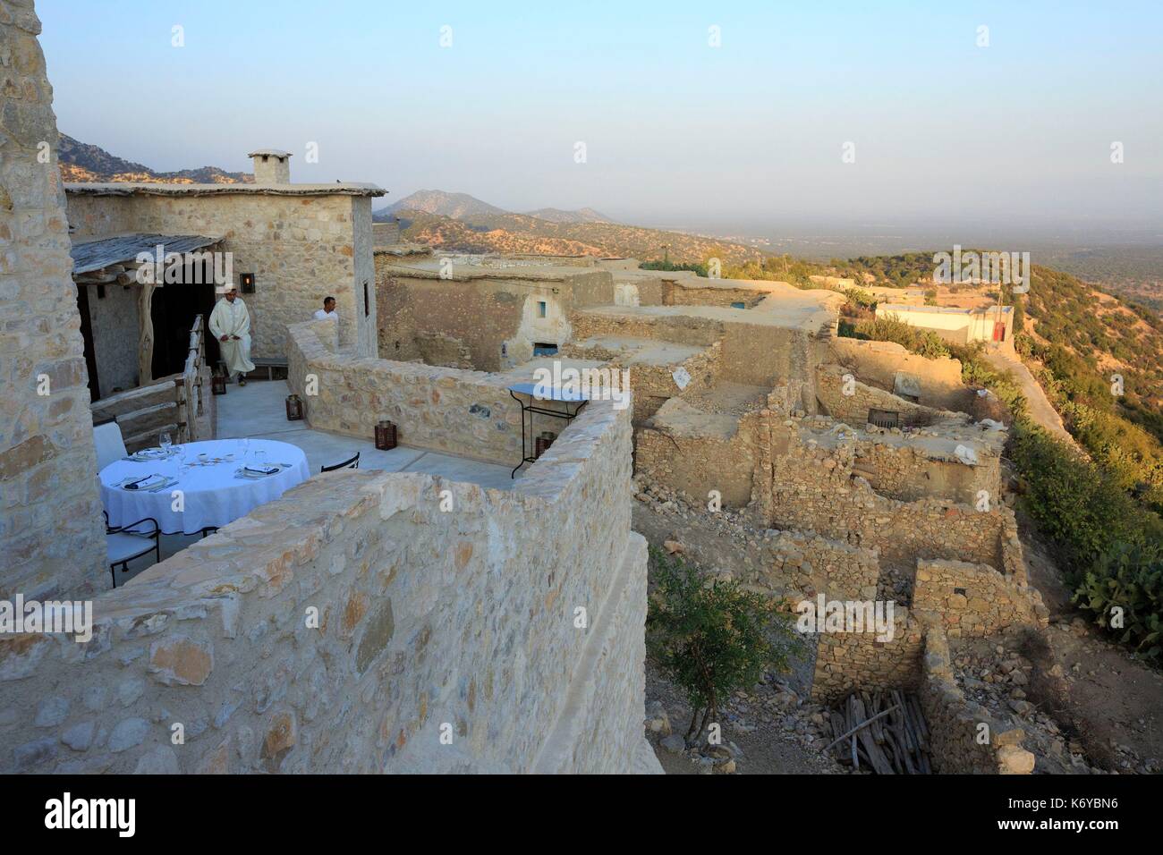 Le Maroc, l'Anti Atlas, la région de Souss-Massa, Agadir Ida-Outanane, Préfecture, Taghzoute Azrarag Valley village, Dar Ahlam, villas de rêve, Route du Sud, Chambre d'arganiers Banque D'Images