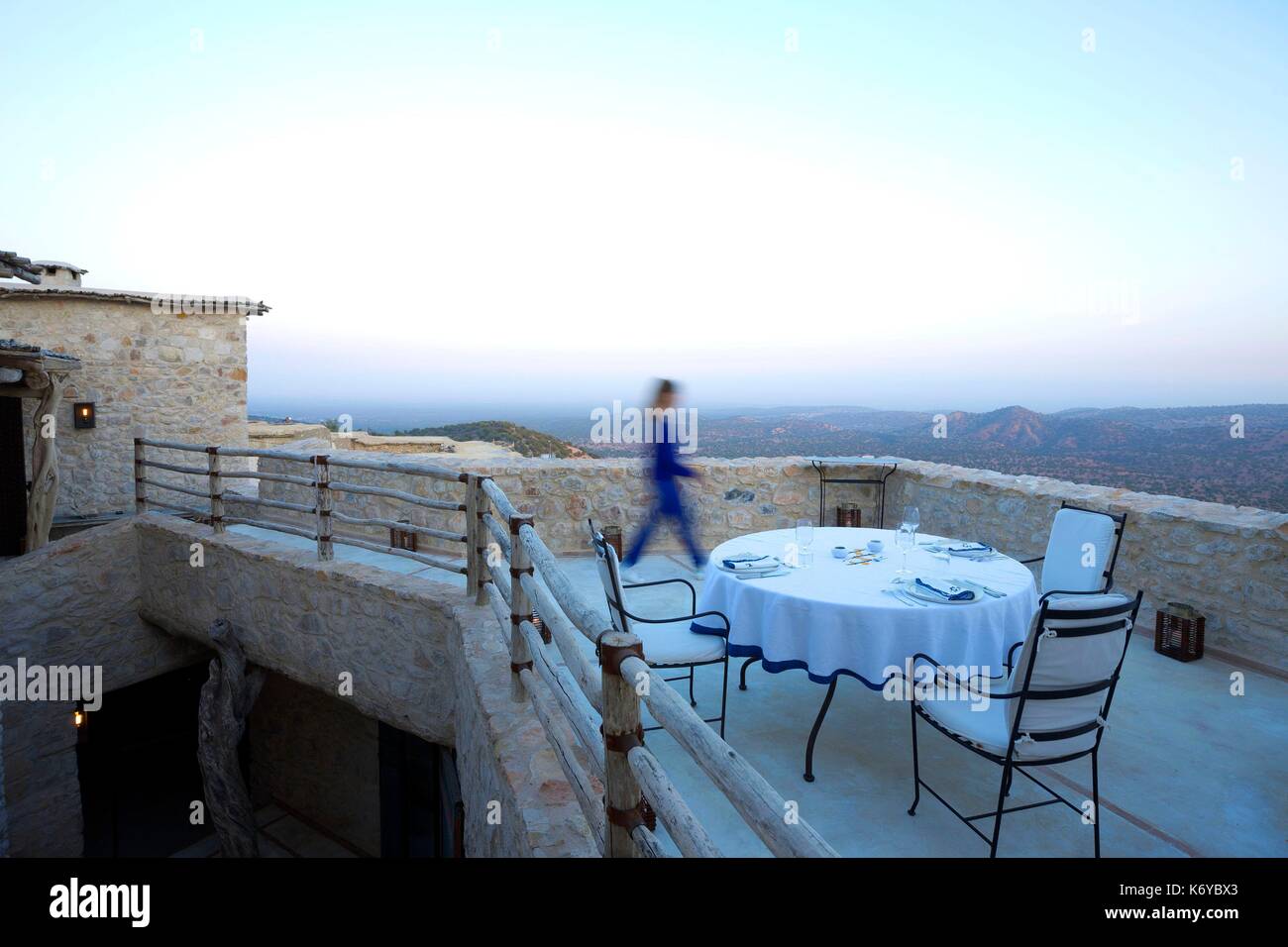 Le Maroc, l'Anti Atlas, la région de Souss-Massa, Agadir Ida-Outanane, Préfecture, Taghzoute Azrarag Valley village, Dar Ahlam, villas de rêve, Route du Sud, Chambre d'arganiers Banque D'Images