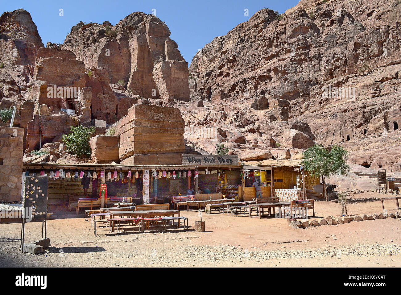 Petra, JORDANIE - Juillet 23, 2015 : stand de souvenirs à Petra, Jordanie. PETRA a été un site du patrimoine mondial de l'Unesco depuis 1985. Banque D'Images