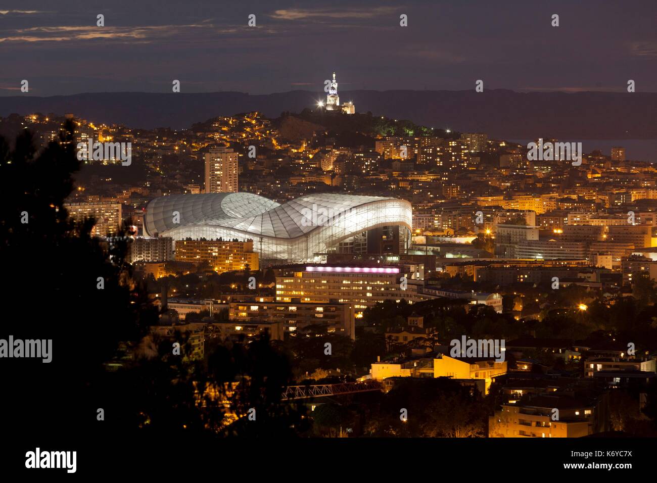 France, Bouches du Rhône, Marseille, Stade Vélodrome, vue générale de nuit avec Notre Dame de la Garde Banque D'Images