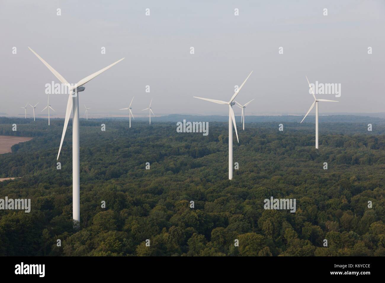 La France, la Meuse, Wind farm de Bonnet Houdelaincourt. 18 éoliennes Vestas V90 de 125m de haut pour une puissance totale de 36 MW 33 000 personnes d'alimentation (vue aérienne) Banque D'Images