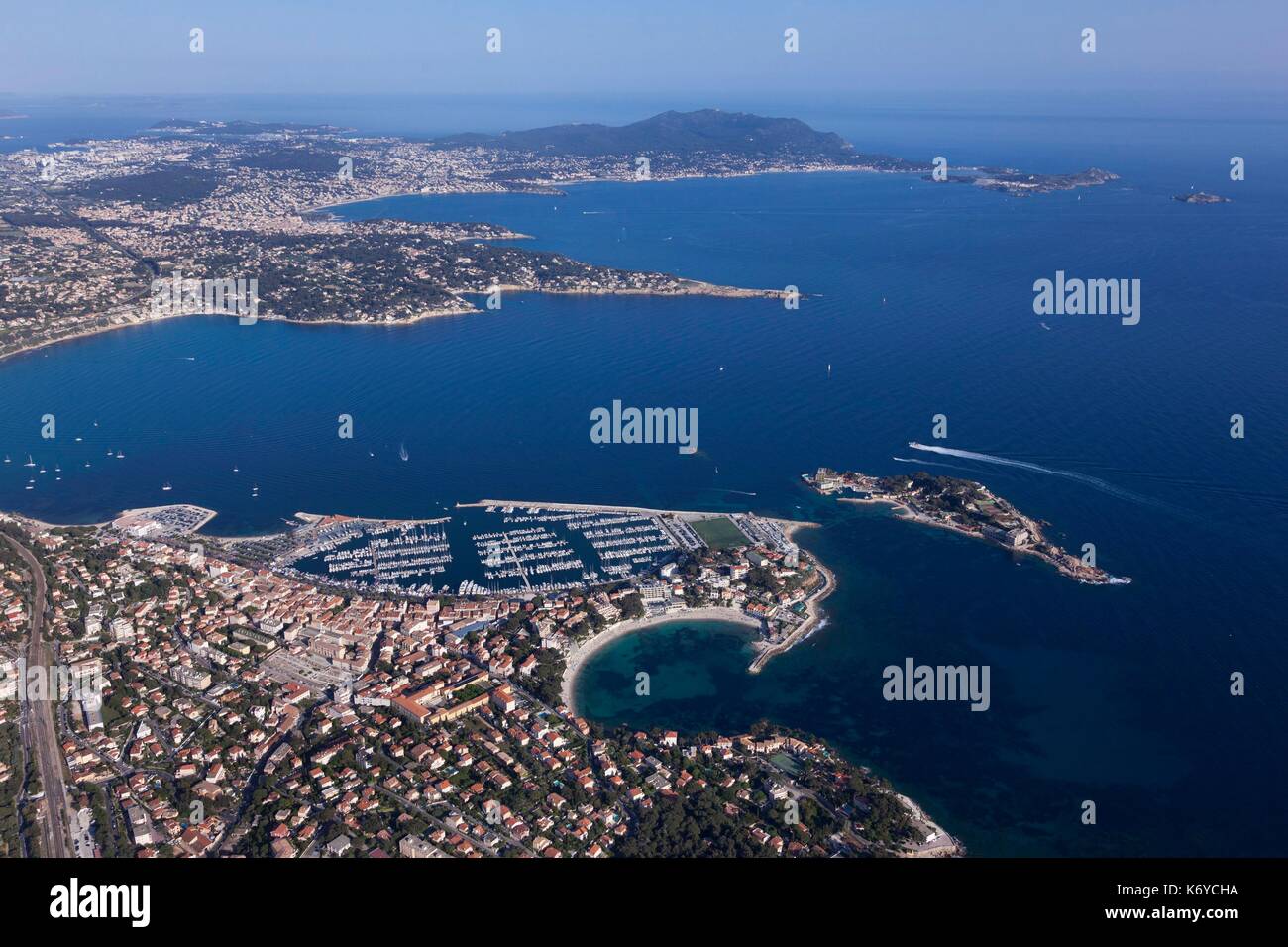 La France, Var, Baie de Bandol, l'île de Bendor, la baie de Bandol et de Sanary sur Mer Bay dans l'arrière-plan (vue aérienne) Banque D'Images