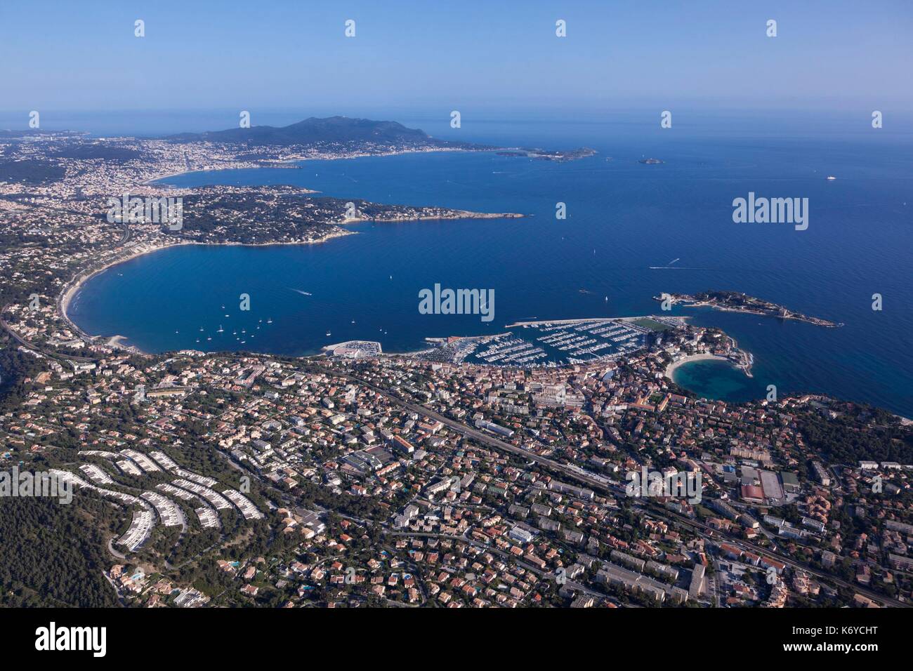 La France, Var, Baie de Bandol, l'île de Bendor, la baie de Bandol et de Sanary sur Mer Bay dans l'arrière-plan (vue aérienne) Banque D'Images