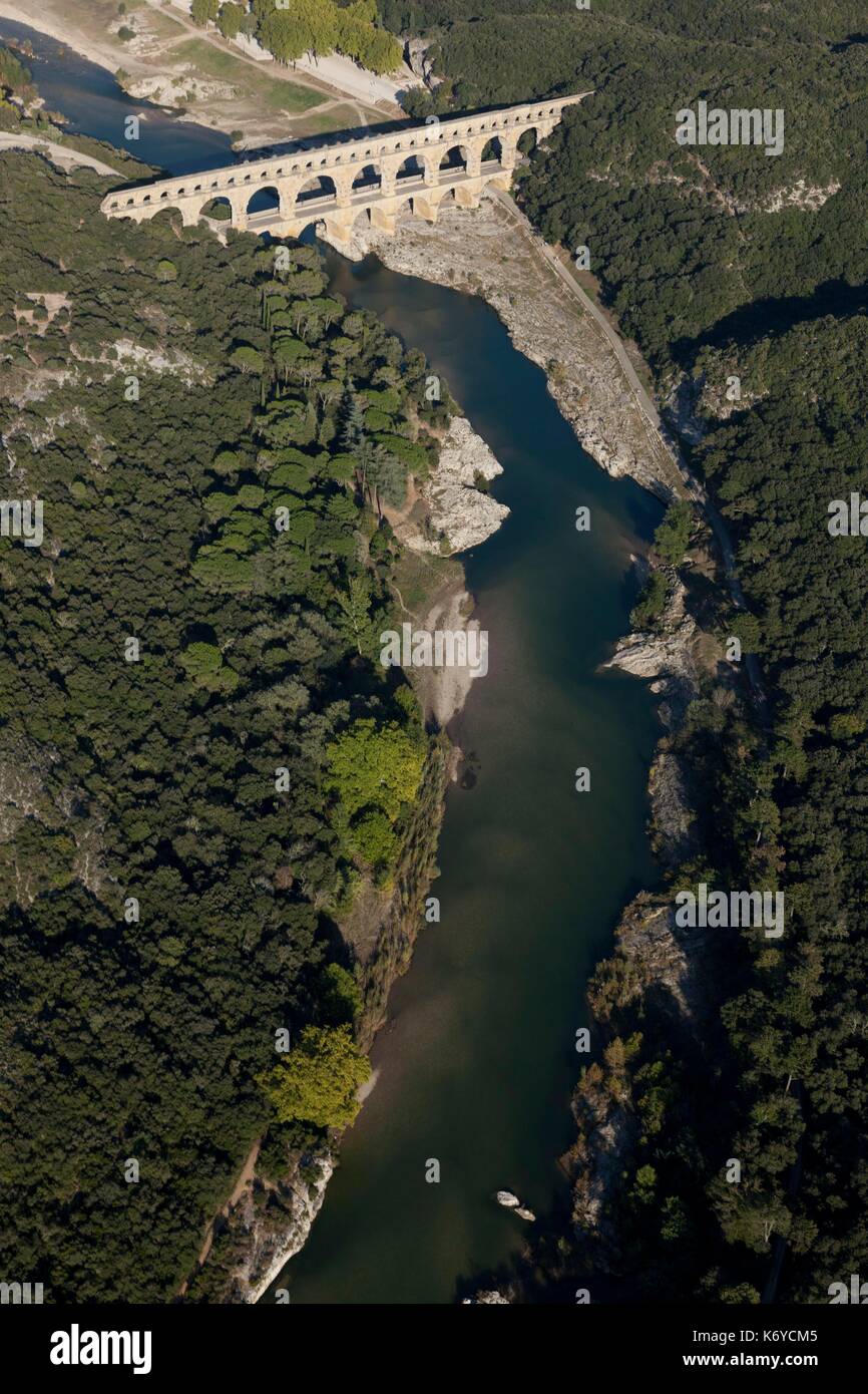 La France, Gard, commune de Villeneuve-lès-Avignon, le Pont du Gard, Patrimoine Mondial de l'classe, aqueduc romain qui enjambe le Gardon (vue aérienne) Banque D'Images