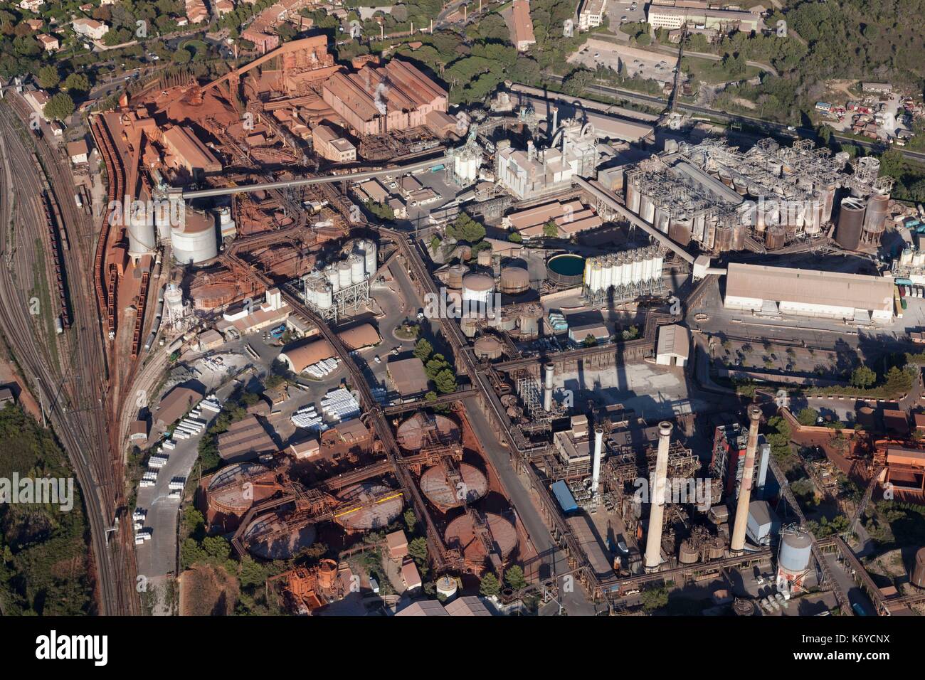 France, Bouches du Rhône, Gardanne, factory Alteo production d'alumine de la bauxite calcinée, couleur ocre, importés de Guinée (vue aérienne) Banque D'Images