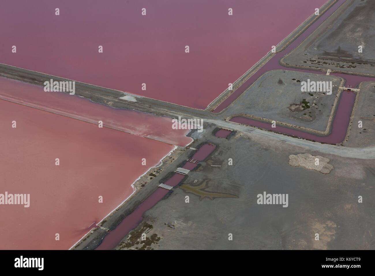 France, Bouches du Rhône, Camargue, principalement rouges bassin de décantation des salines de Salins du Midi à Salin de Giraud (vue aérienne) Banque D'Images