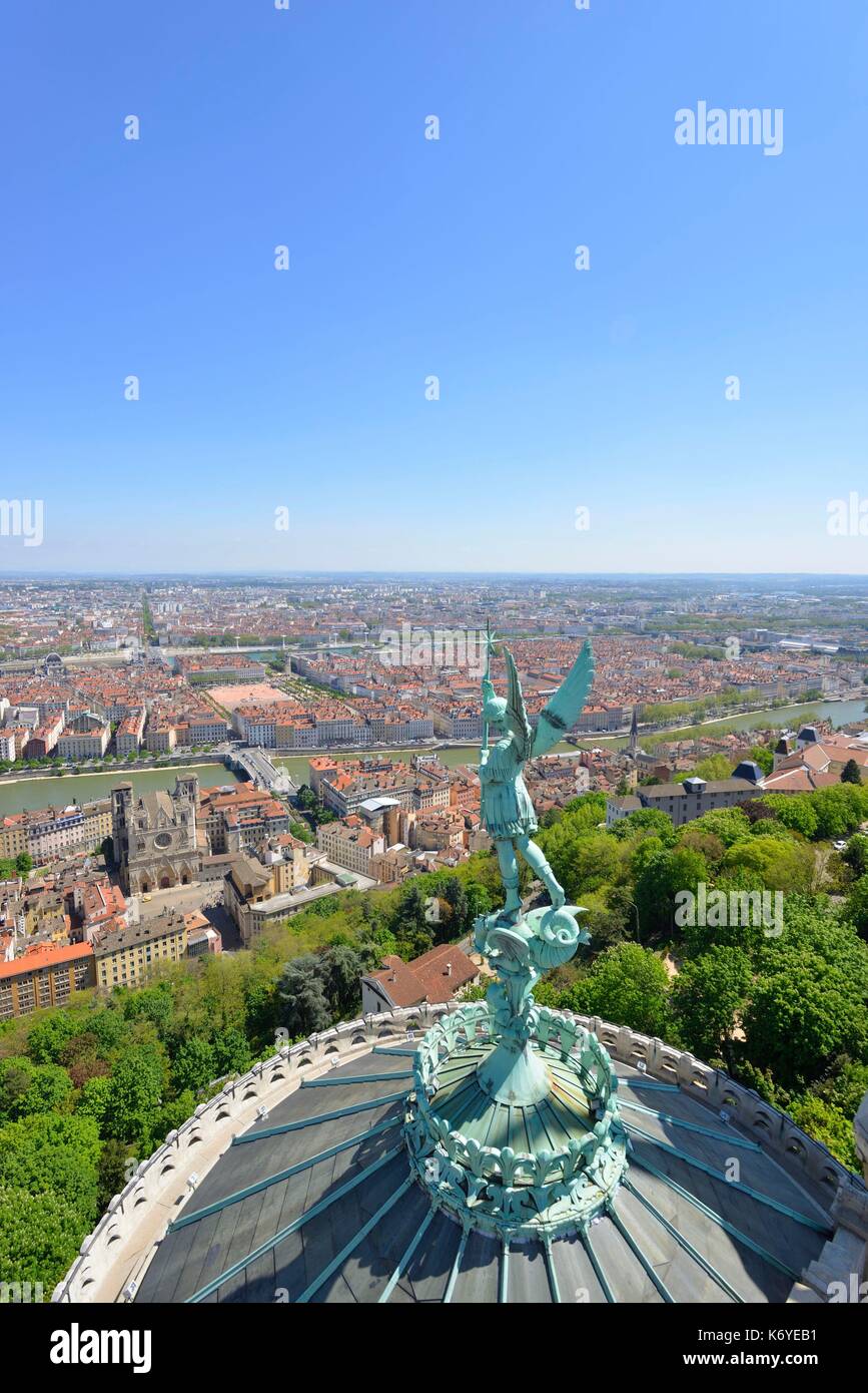 France, Rhône, Lyon, site historique classé au Patrimoine Mondial de l'UNESCO, Vieux Lyon (vieille ville), la statue de l'archange Saint Michel terrassant le dragon sculpté par Millefaut sur l'abside de la Basilique Notre-Dame de Fourvière à l'avant-plan, la cathédrale Saint-Jean (Saint John) la cathédrale et le quartier de La Presqu'Ile à l'arrière-plan Banque D'Images