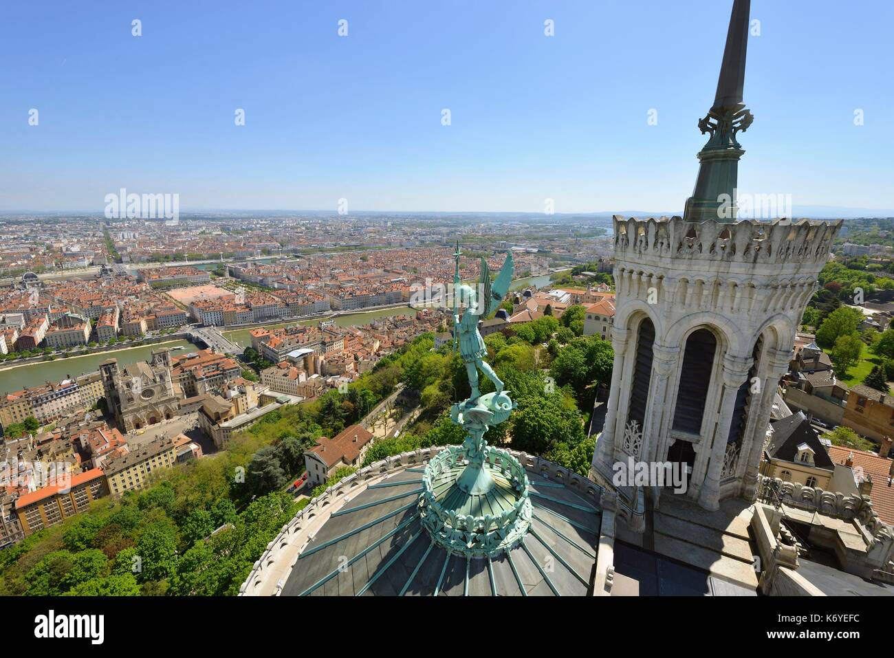 France, Rhône, Lyon, site historique classé au Patrimoine Mondial de l'UNESCO, Vieux Lyon (vieille ville), la statue de l'archange Saint Michel terrassant le dragon sculpté par Millefaut sur l'abside de la Basilique Notre-Dame de Fourvière à l'avant-plan, la cathédrale Saint-Jean (Saint John) la cathédrale et le quartier de La Presqu'Ile à l'arrière-plan Banque D'Images