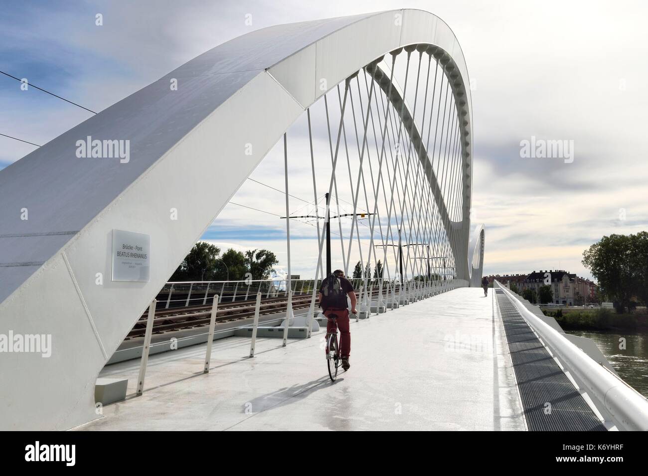 La France, Bas Rhin, Strasbourg, le piéton, vélo et la ligne D du tram Pont sur le Rhin reliant Strasbourg à Kehl en Allemagne inaugurée le 28 avril 2017 appelé Pont de Beatus Rhenanus Banque D'Images