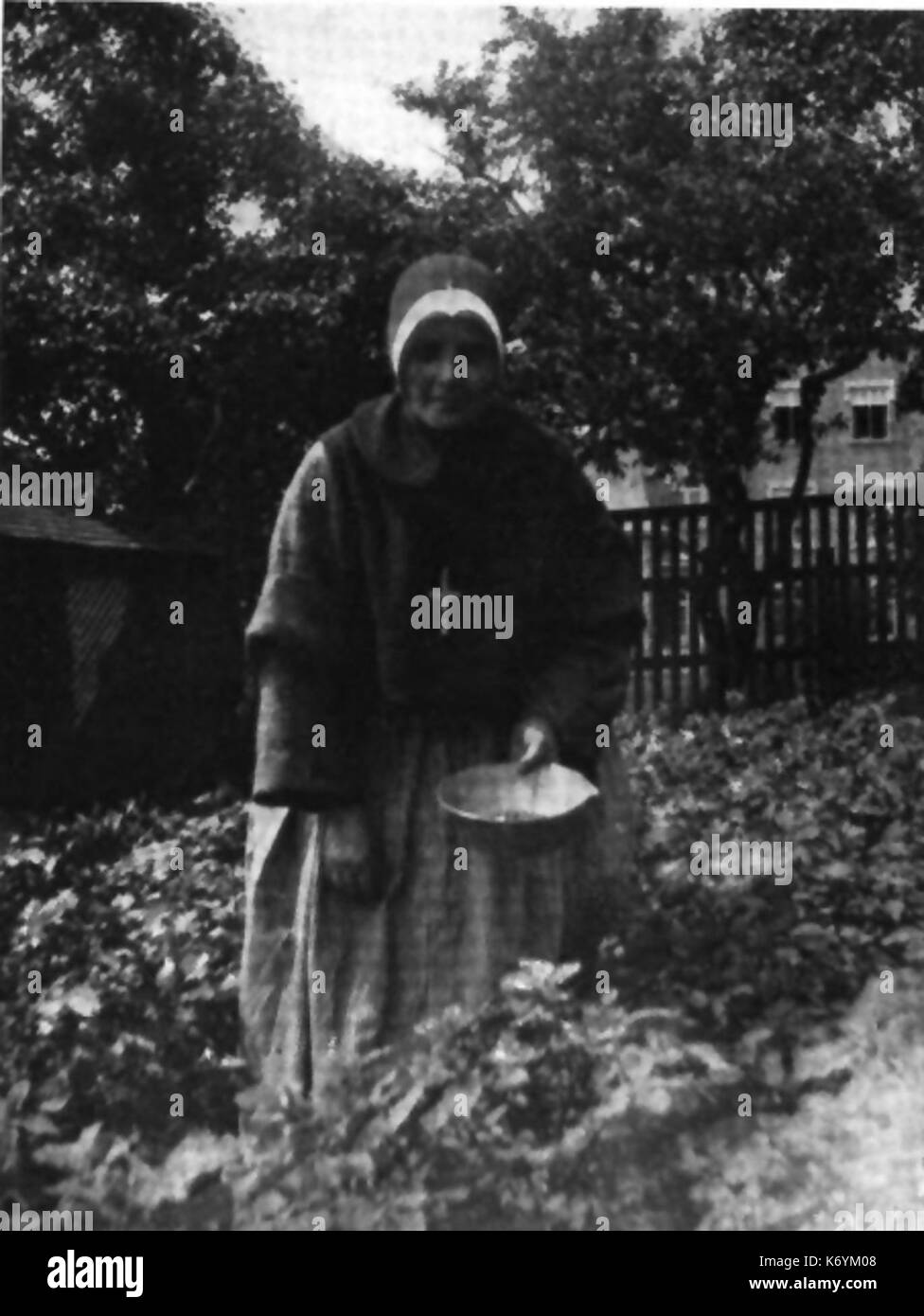 Edith Watson dans un jardin canadien Pierre v1 p393 Banque D'Images
