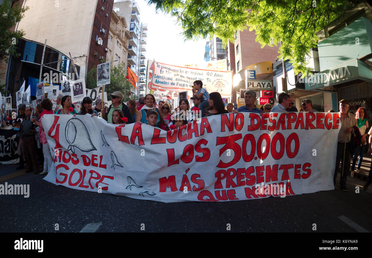 Cordoba, Argentine - 24 mars 2016 : manifestations à l'occasion de la Journée du souvenir de la vérité et de la justice (Día de la Memoria por la Verdad y la Justicia). Banque D'Images