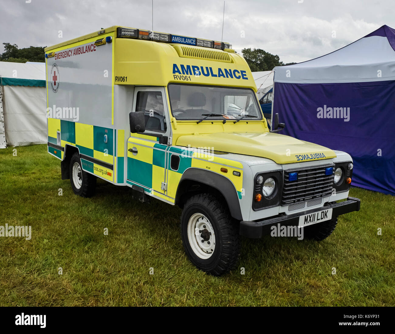 Land Rover ambulance pour la Croix Rouge Britannique Banque D'Images