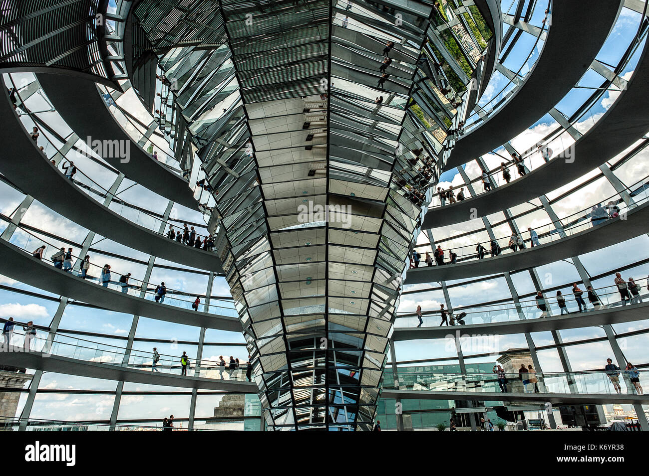 Allemagne le chemin en spirale se lève vers le dôme en verre du Reichstag de Berlin Banque D'Images