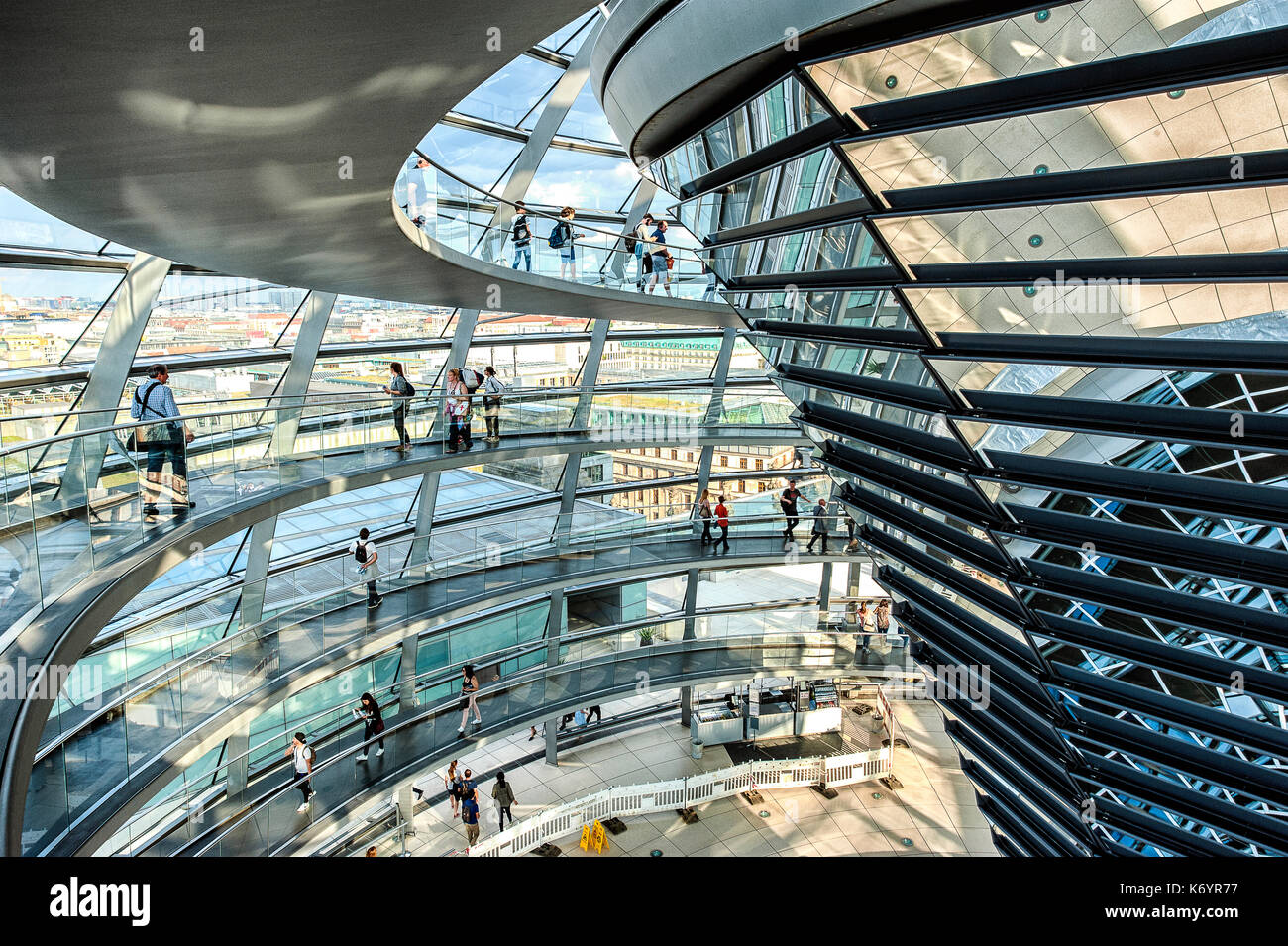 Les visiteurs vont de haut en bas le long de la trajectoire en spirale rétractable le dôme en verre du Reichstag de Berlin Banque D'Images