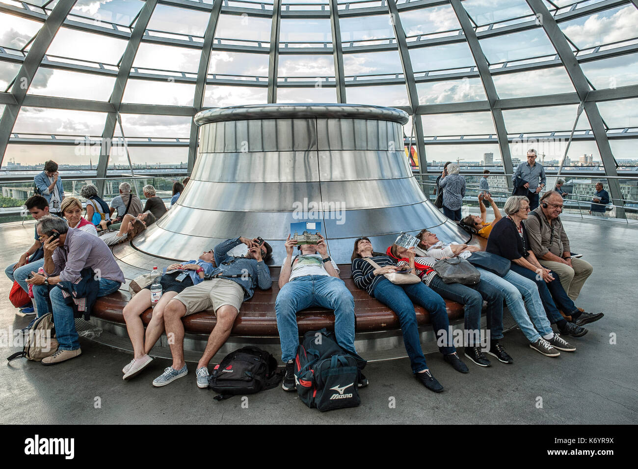 Les visiteurs se reposer et regarder vers le haut de la coupole du Reichstag de Berlin Banque D'Images