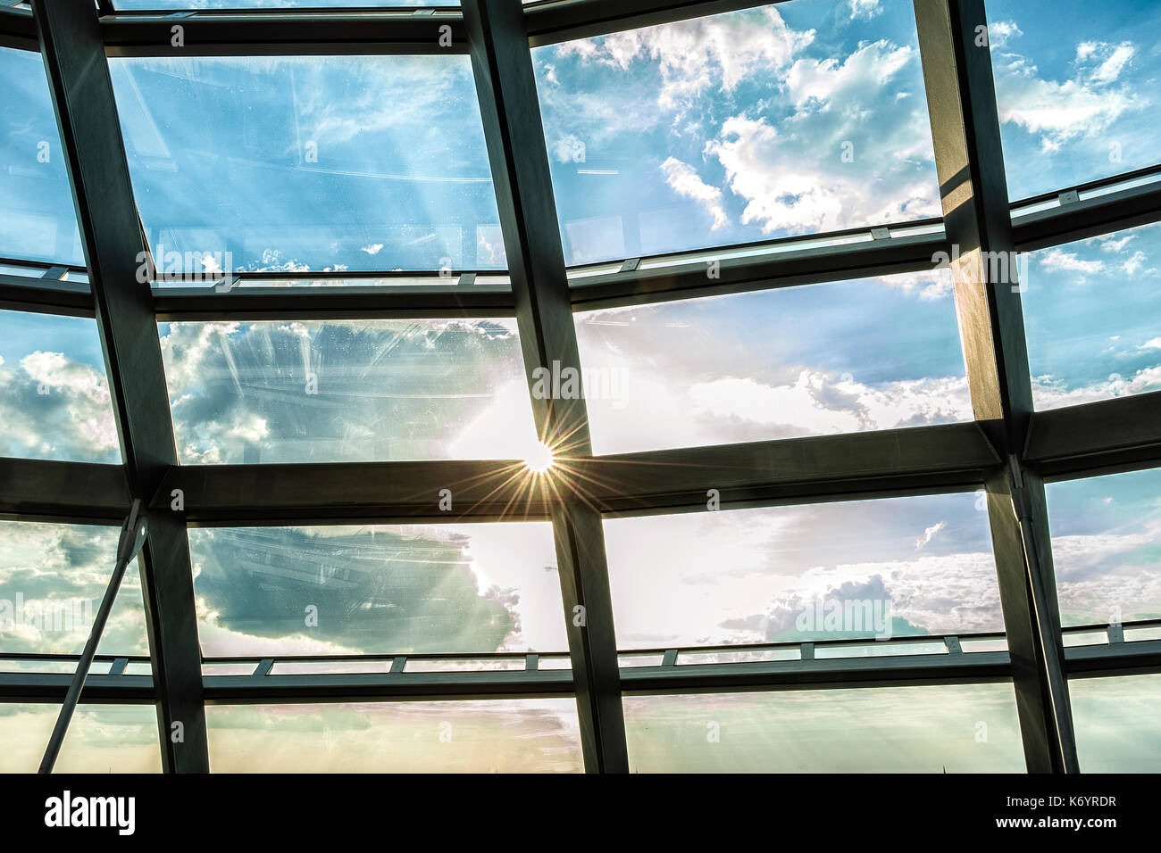 Un détail de la structure en grille de la coupole du Reichstag, Berlin Banque D'Images