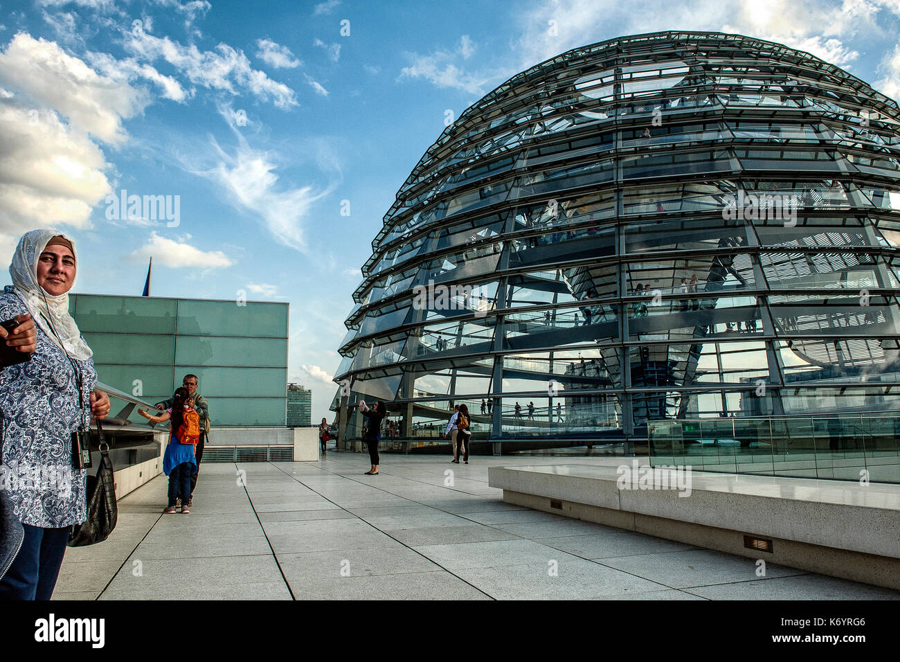 Allemagne femme profiter de la vue sur la terrasse à la base du dôme en verre de Reichstag de Berlin Banque D'Images