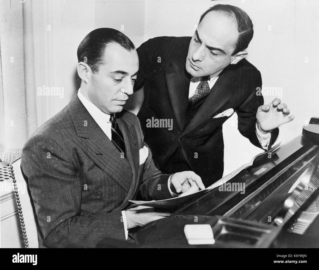 Rodgers ET auteurs-compositeurs américains HART en 1936 avec le compositeur Richard Rodgers assis et le parolier Lorenz Hart Banque D'Images