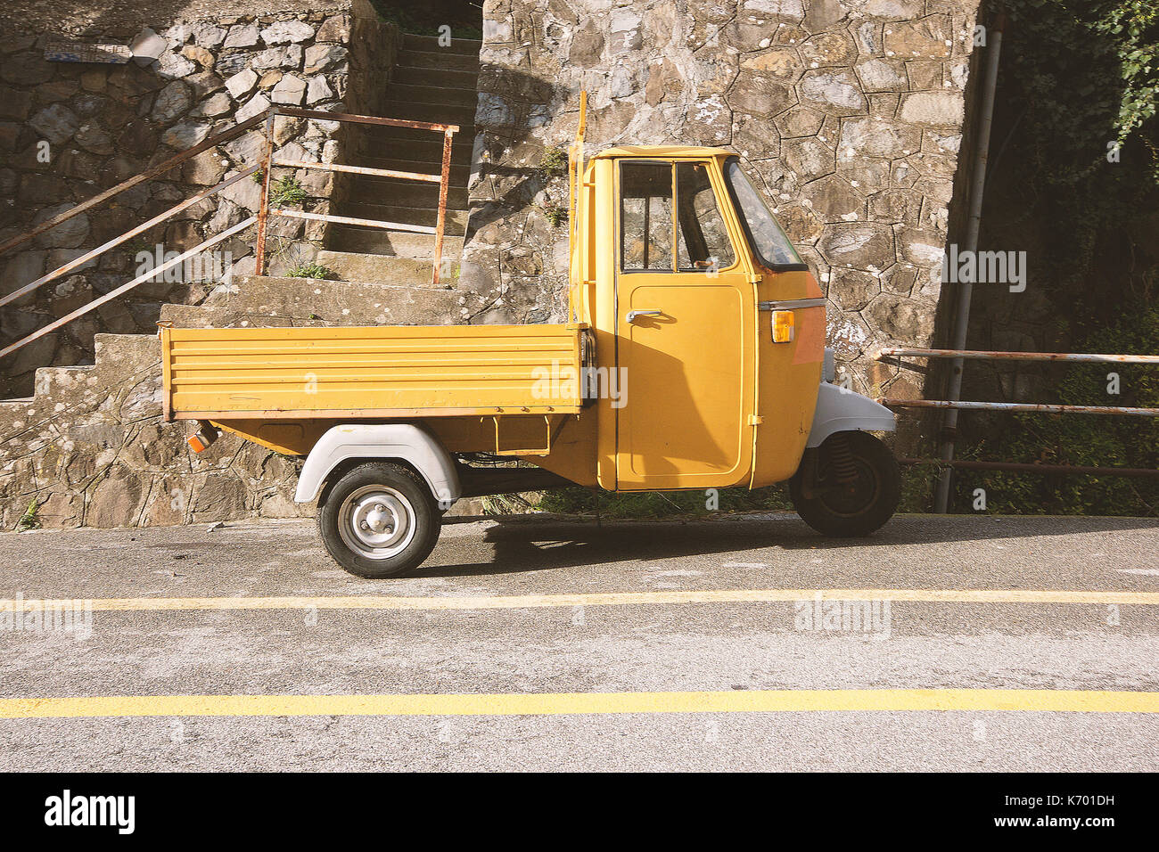 Une voiture jaune "ape" dans la 5 terre, ligurie, italie Banque D'Images