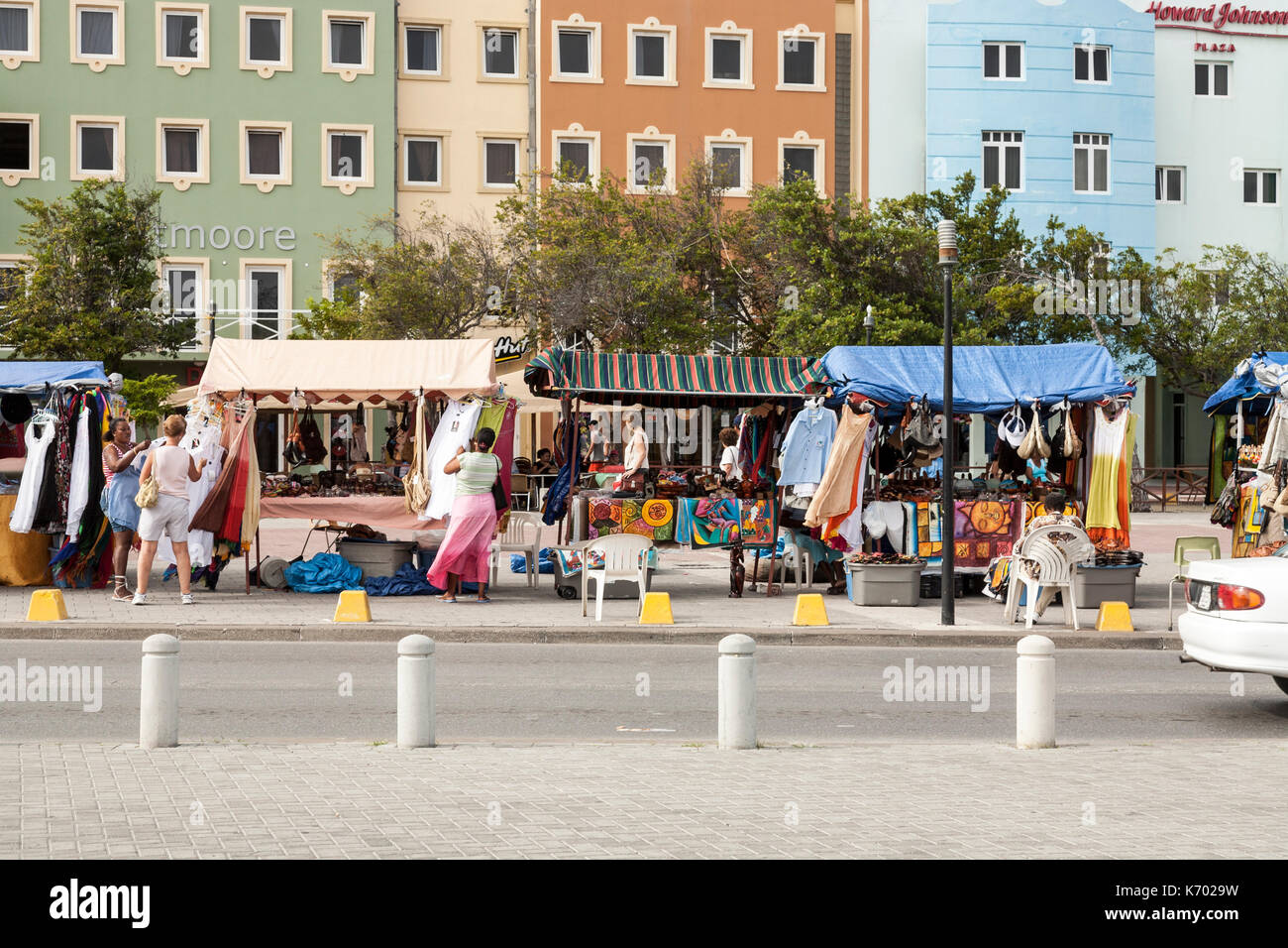 Les femmes du shopping au marché de plein air à Willemstad la capitale de Curaçao. L'une des îles des Antilles néerlandaises. Banque D'Images