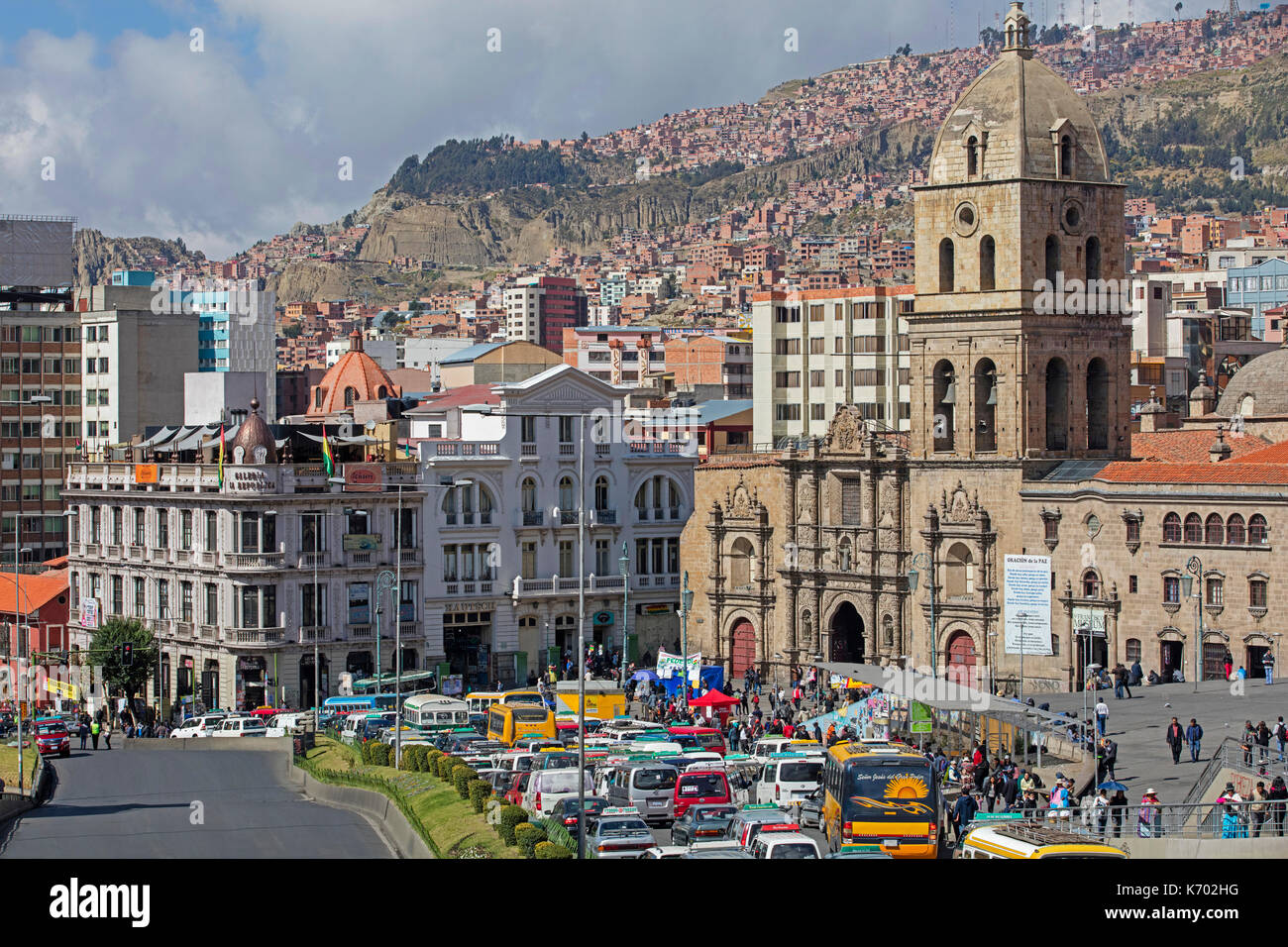 Le trafic important et l'Iglesia San Francisco / l'église de san francisco / Basilique de San Francisco, la plaza san francisco dans la ville de La Paz, Bolivie Banque D'Images