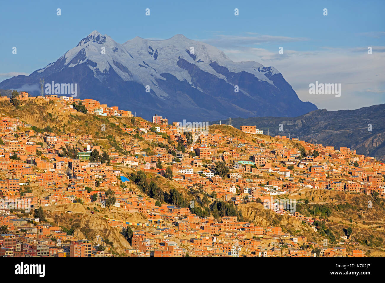 Le mont illimani, à 6,438 mètres de la plus haute montagne dans la Cordillera Real, surplombant la ville de La Paz, Bolivie Banque D'Images