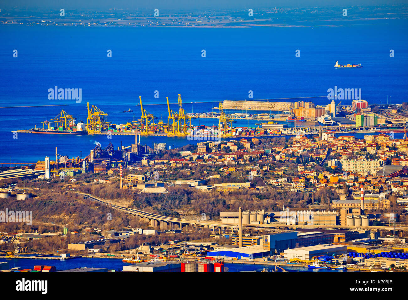 Ville de TRIESTE Vue aérienne de la zone industrielle et le port, capitale de la région du Frioul-Vénétie Julienne en italie Banque D'Images