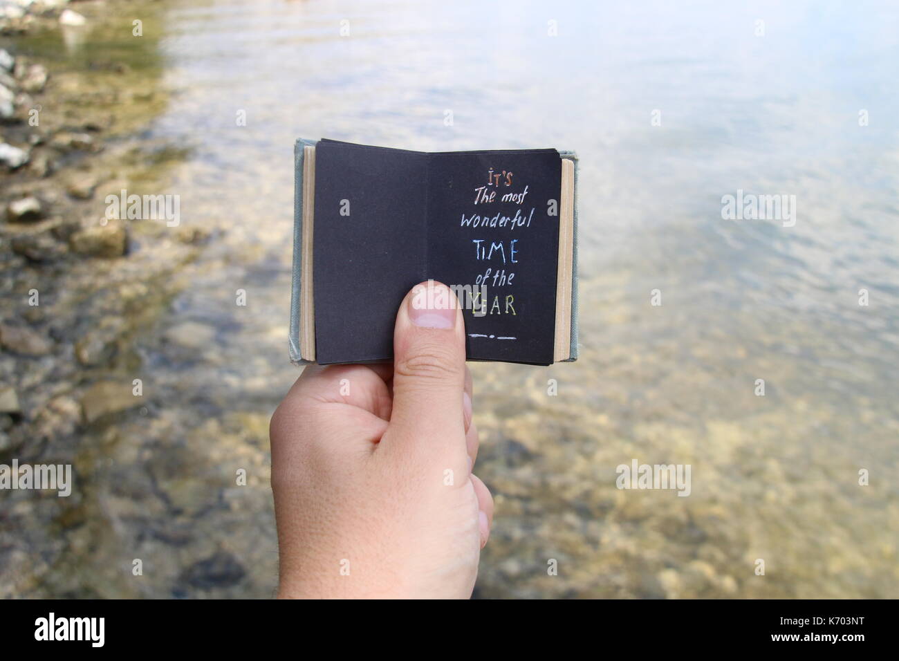 C'est le plus merveilleux temps de l'année, l'inscription sur le livre et la mer Banque D'Images