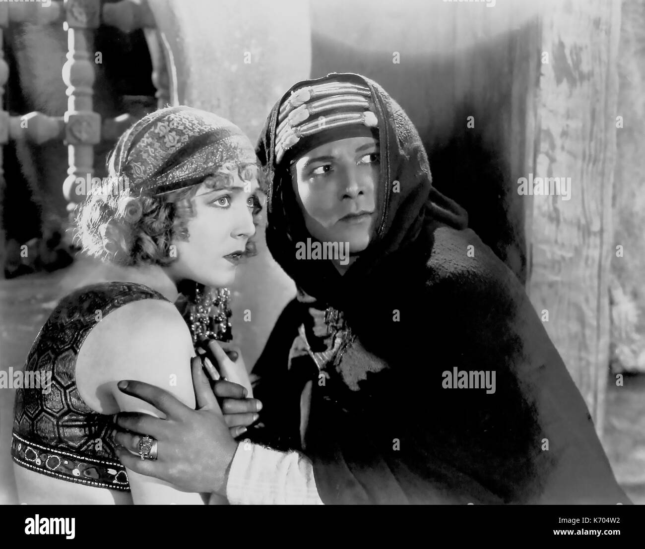 Rudolph VALENTINO (1895-1926) acteur de cinéma italien-américain avec Agnes Ayres dans le film silencieux de 1921 Le Sheik Banque D'Images