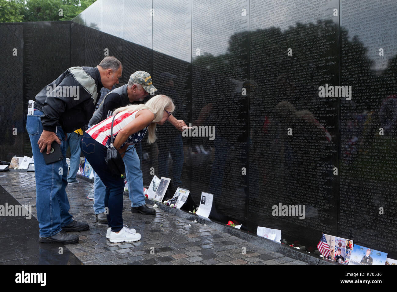 Les visiteurs du Vietnam War Memorial - Washington, DC USA Banque D'Images