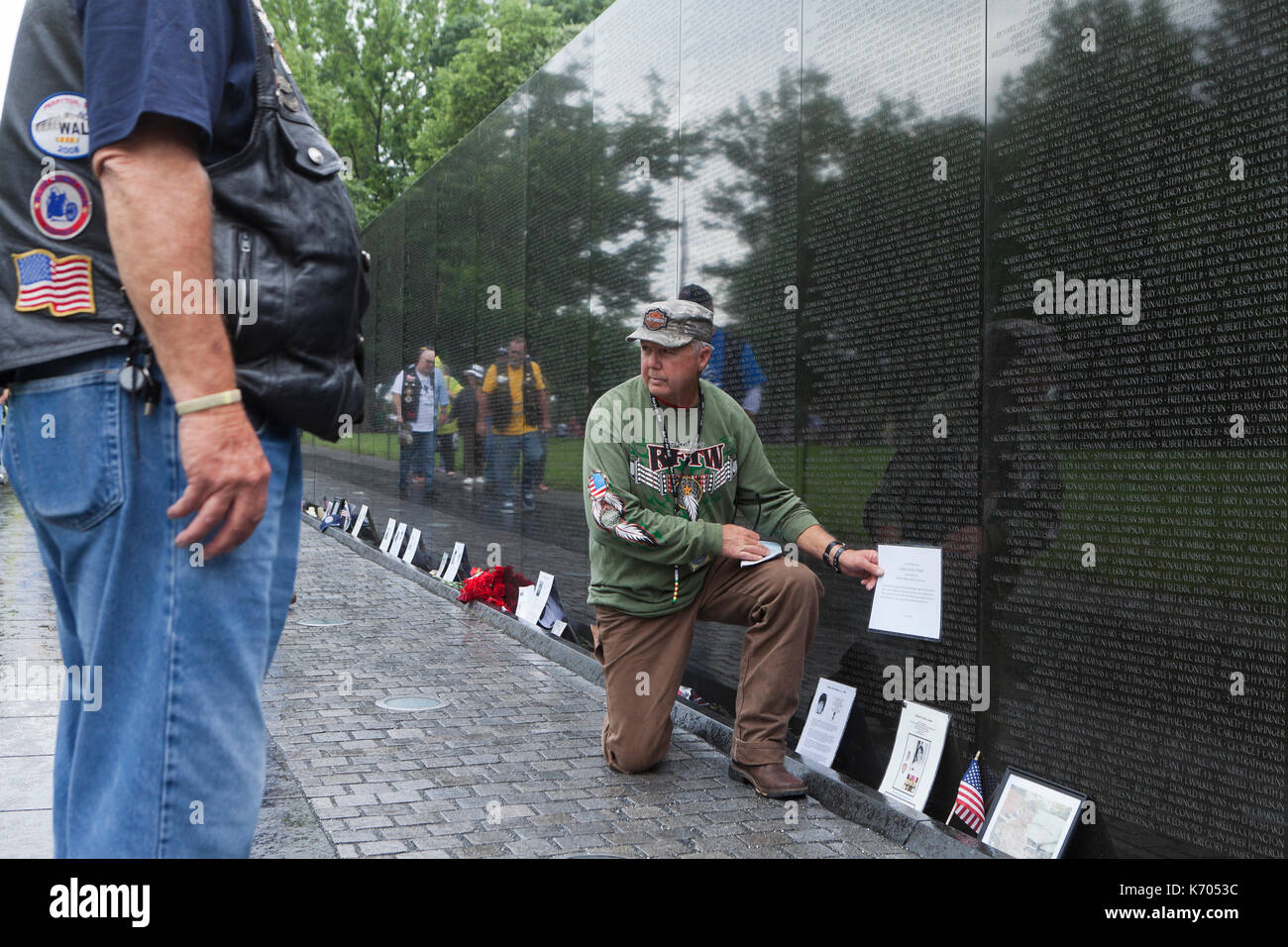 L'ancien combattant nous posant pour une photo à la guerre du Vietnam Memorial wall - Washington, DC USA Banque D'Images