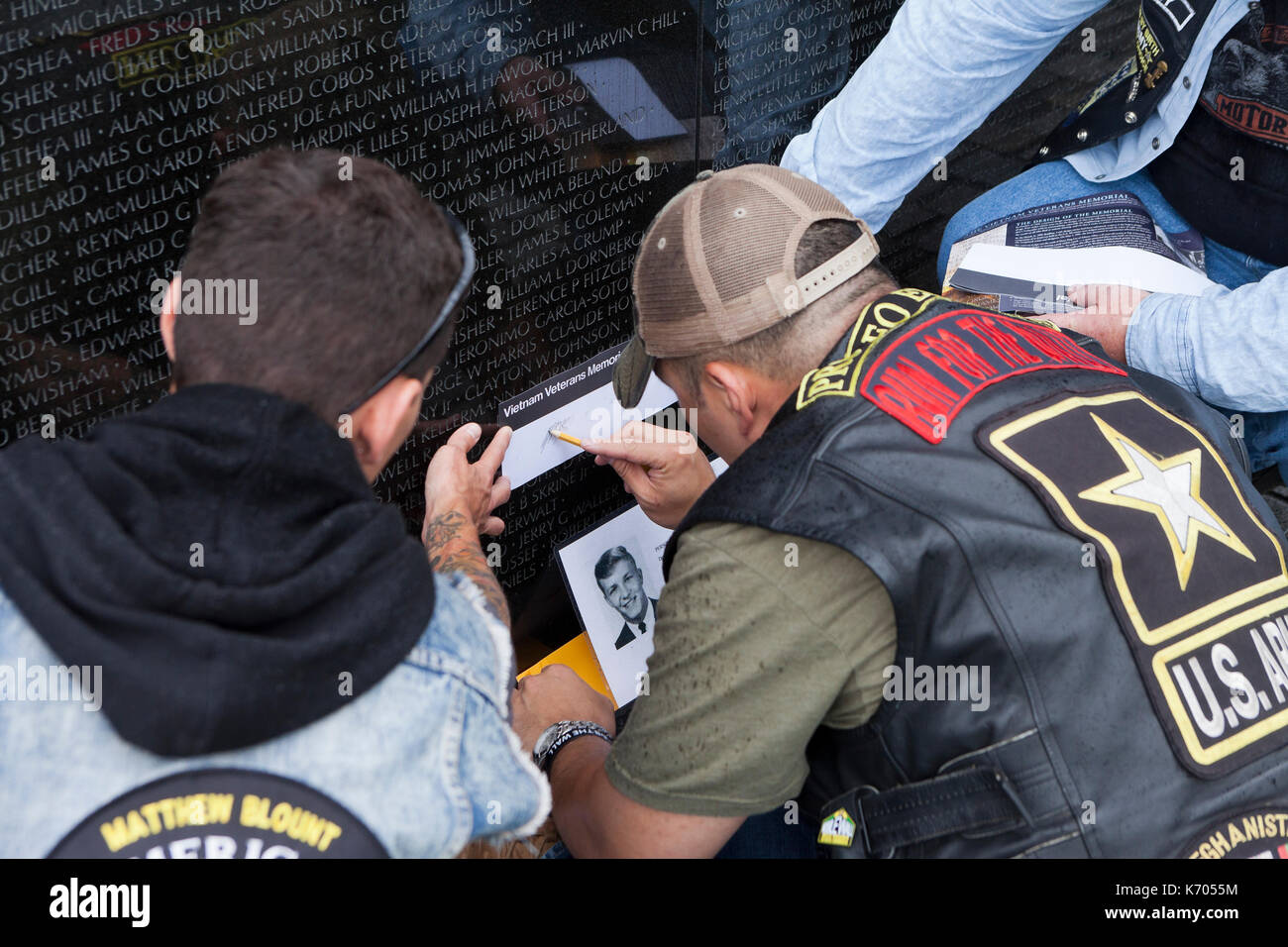 Les visiteurs du Vietnam War Memorial - Washington, DC USA Banque D'Images