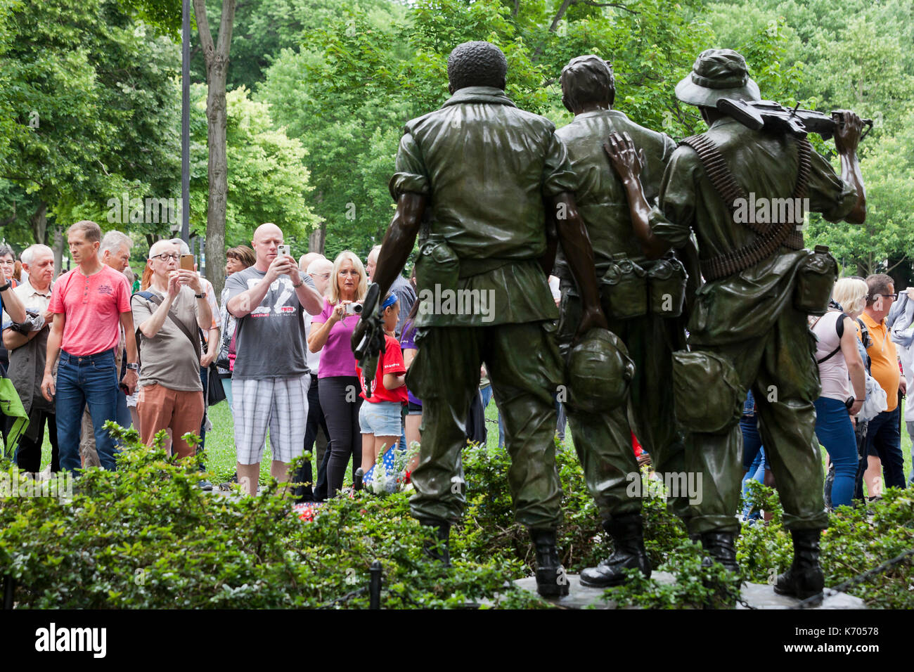 Les visiteurs voir et photographier les trois soldats statue au Vietnam War Memorial - Washington, DC USA Banque D'Images
