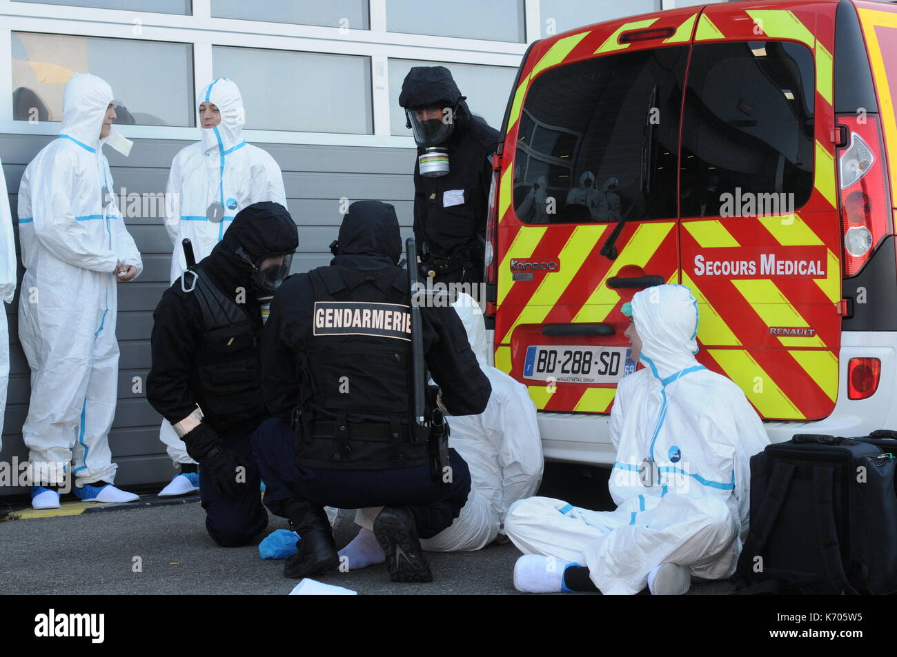 Les forces de sauvetage participent à un exercice organisé pour faire face à l'attaque terroriste du BCRN, Saint-Priest, France Banque D'Images