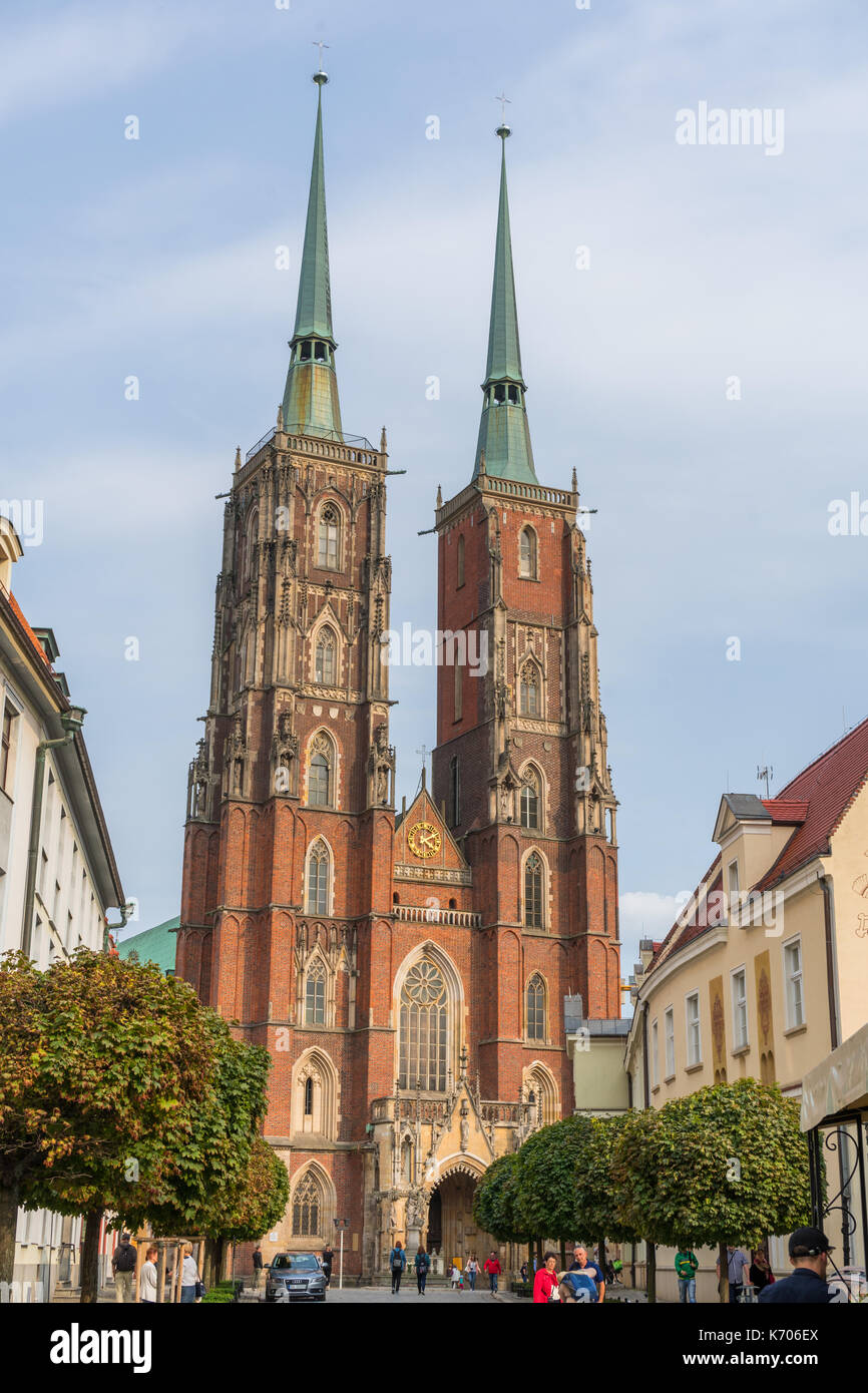 Les deux tours de la la cathédrale de Saint Jean Baptiste également connu sous le nom de Cathédrale de Wroclaw sur l'île de la Cathédrale, Wroclaw, Pologne Banque D'Images
