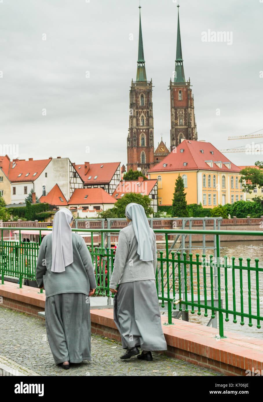 Deux religieuses marchant le long de Wyspa Piasek avec la Cathédrale de Saint Jean Baptiste dans l'arrière-plan, Ostrow Tumski en 2017, Wroclaw, Pologne Banque D'Images