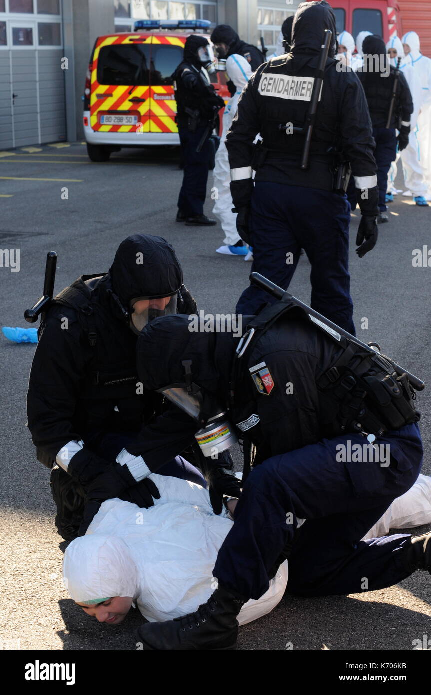 Les forces de sauvetage participent à un exercice organisé pour faire face à l'attaque terroriste du BCRN, Saint-Priest, France Banque D'Images