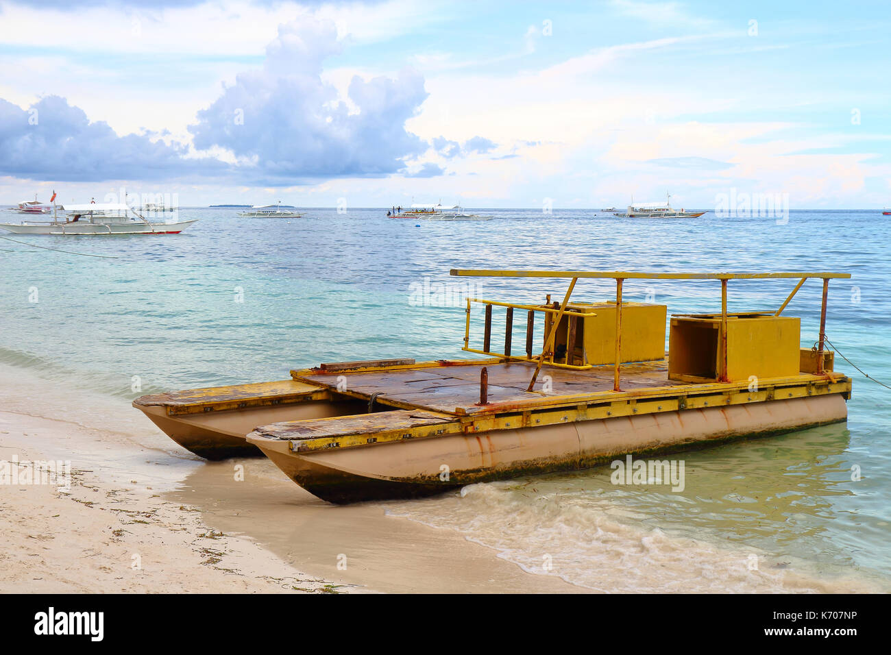 Un vieux rusty twin-hull boat utilisés pour le transport des touristes de l'île tropicale de Quezon aux Philippines. Banque D'Images