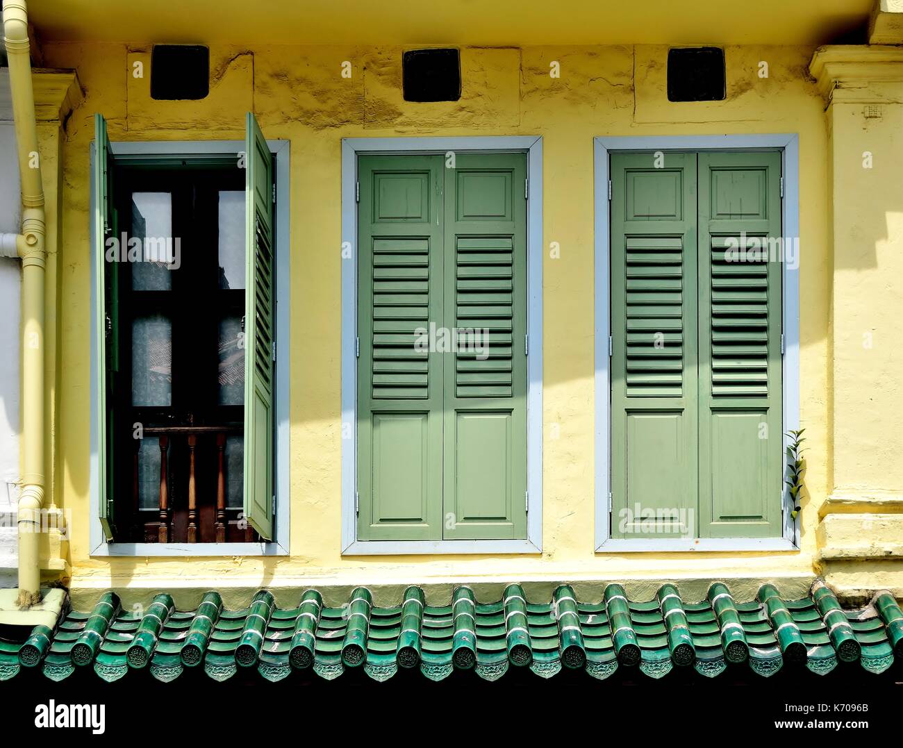 Extérieur de maison boutique traditionnelle avec façade en bois jaune, vert majorquines et chinois carreaux dans le quartier historique de Singapour everton park Banque D'Images