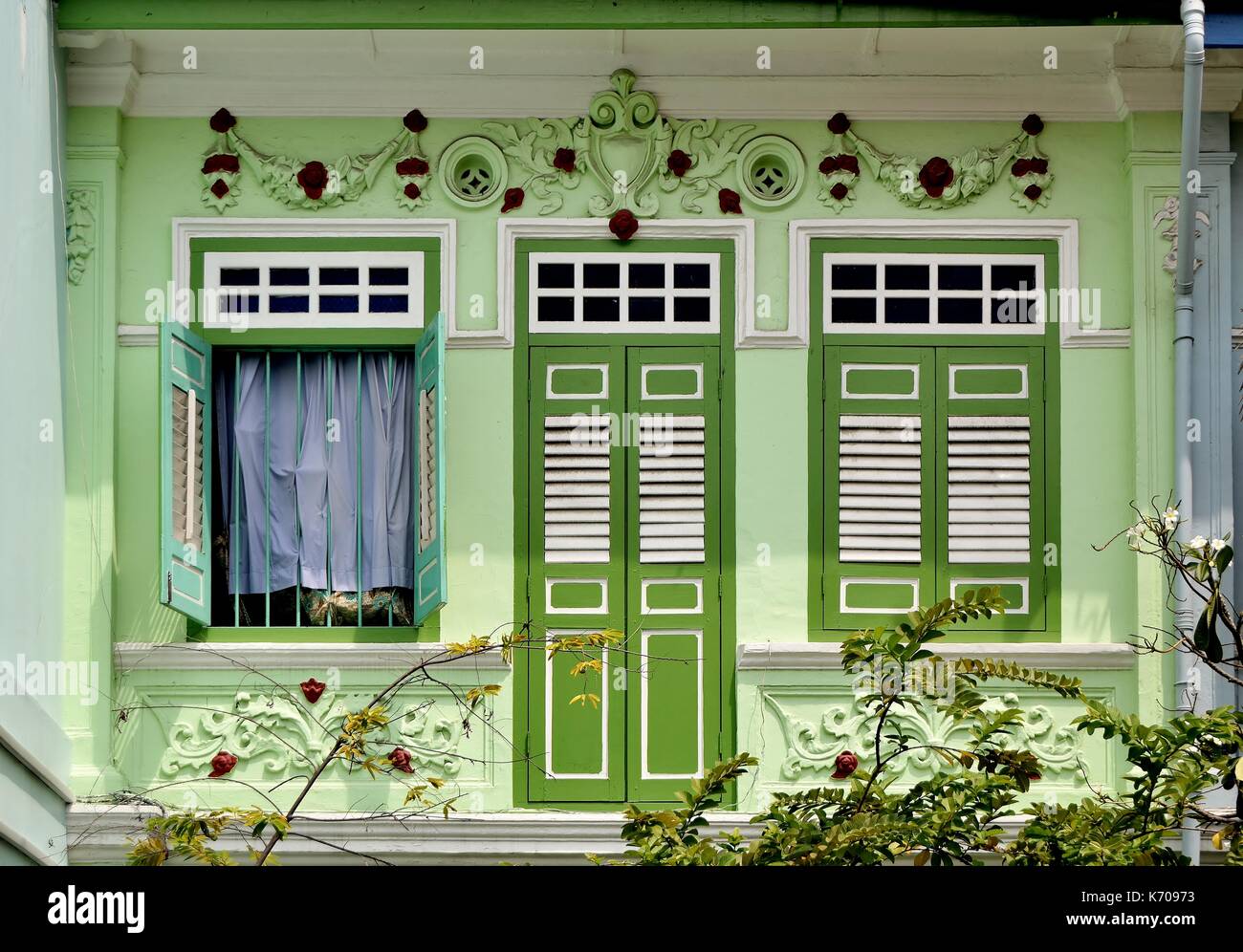 Extérieur de maison boutique traditionnelle avec façade verte, verte et blanche en bois majorquines et des sculptures de l'everton park historique de Singapour Banque D'Images